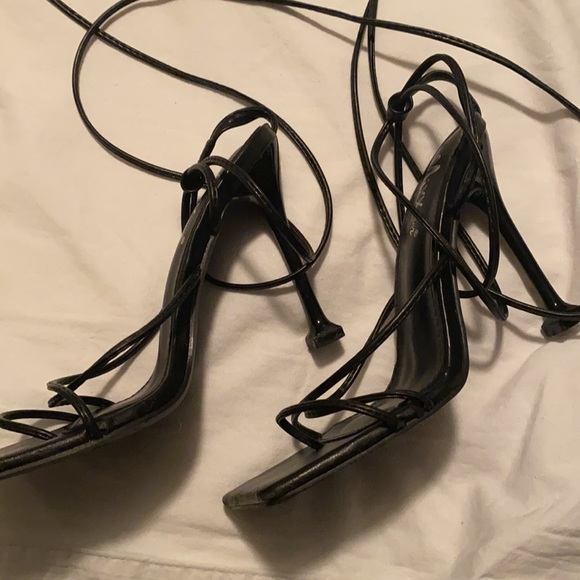 strappy black heel - Picture 2 of 3